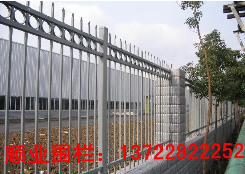 供应铁艺护栏锌钢护栏庭院围栏小区防护栏工厂围墙护栏