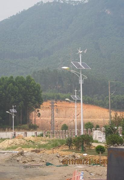 供应40W太阳能风能路灯系统 水平轴风光互补路灯