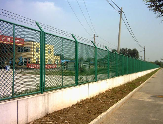 厂家专业生产公路双边护栏（安装）