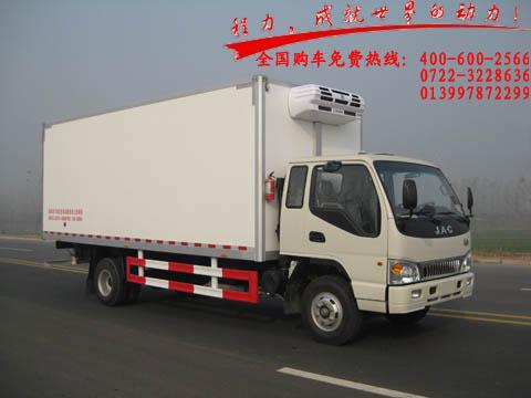 冷藏车是用来运输冷冻或保鲜的货物的封闭式厢式运输车