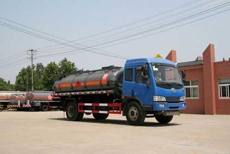 油罐车主要用作石油的衍生品的运输和储藏