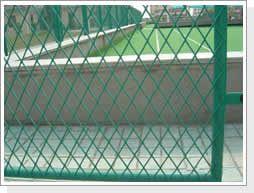 供应体育场护栏网是什么样的？包塑丝护栏网 菱形孔护栏网