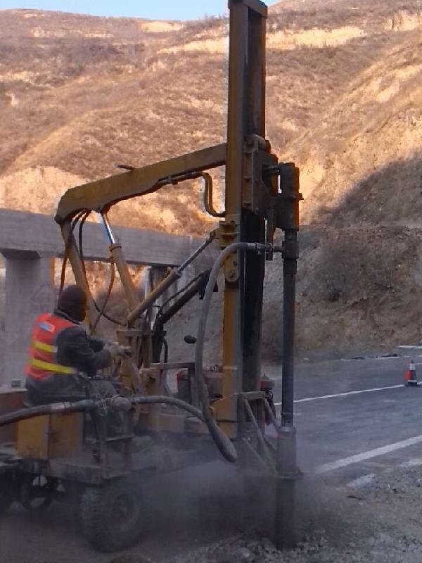 北京高速护栏打桩钻孔施工队承接高速公路波形护栏打桩公路护栏钻孔施工