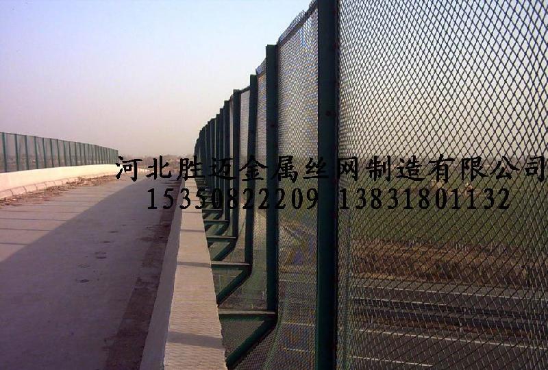 供应道路交通钢板网护栏隔离栅围网