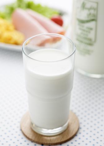 供应纯牛奶什么时候喝最好/纯牛奶的好处/纯牛奶可以加热吗