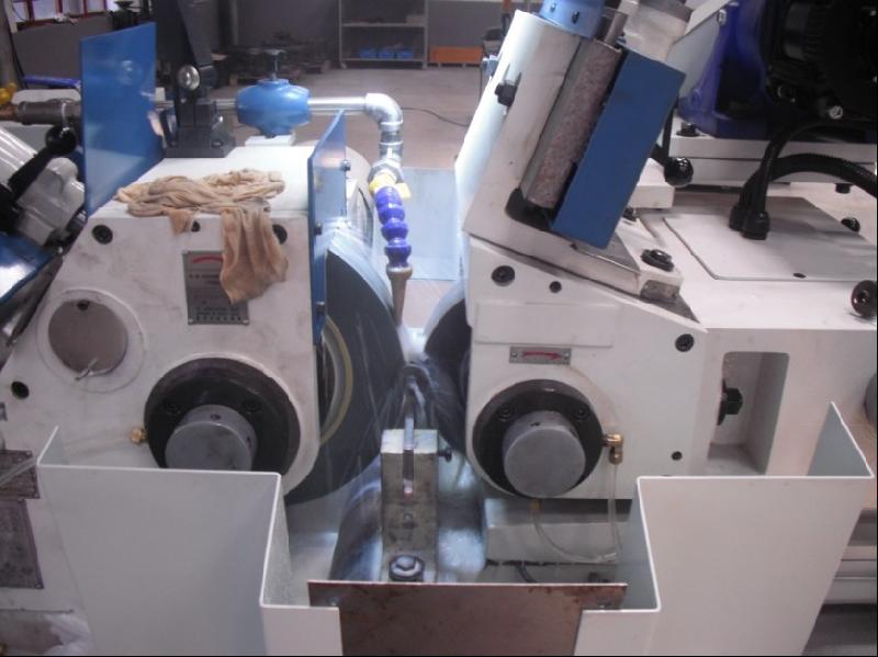 手动磨床改造数控机械手模式机械改造方案厂家节省大量的人工成本由自动化代替人工