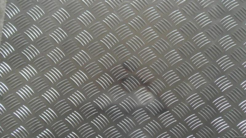 五条筋花纹铝板首先深圳瑞丰/公交专用五条筋花纹铝板价格