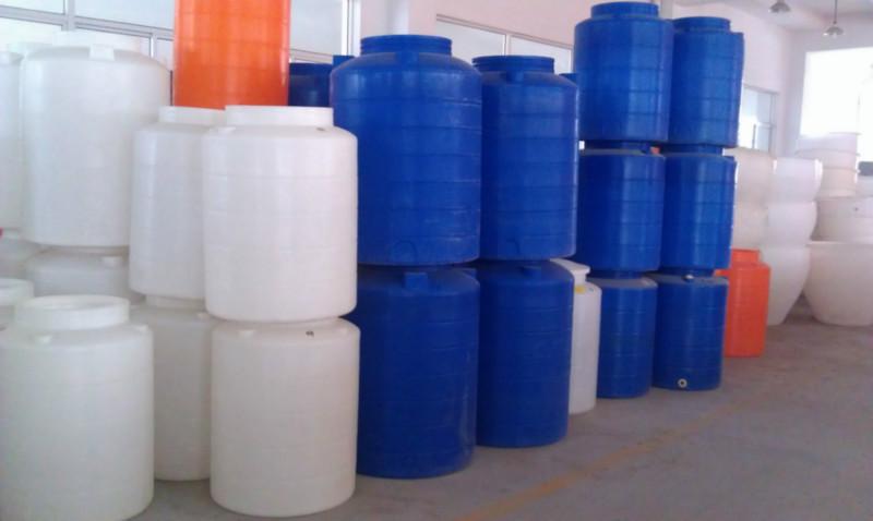 供应玉林各类规格塑料水罐 水箱 圆桶 方箱等塑料制品