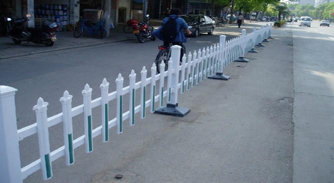 道路隔离PVC彩色穿钢护栏批发
