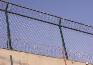 供应监狱护栏机场护栏刀片刺绳护栏网图片
