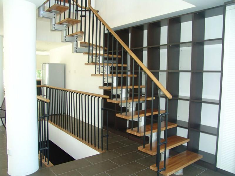供应钢楼梯室内钢楼梯节省空间提升美感图片