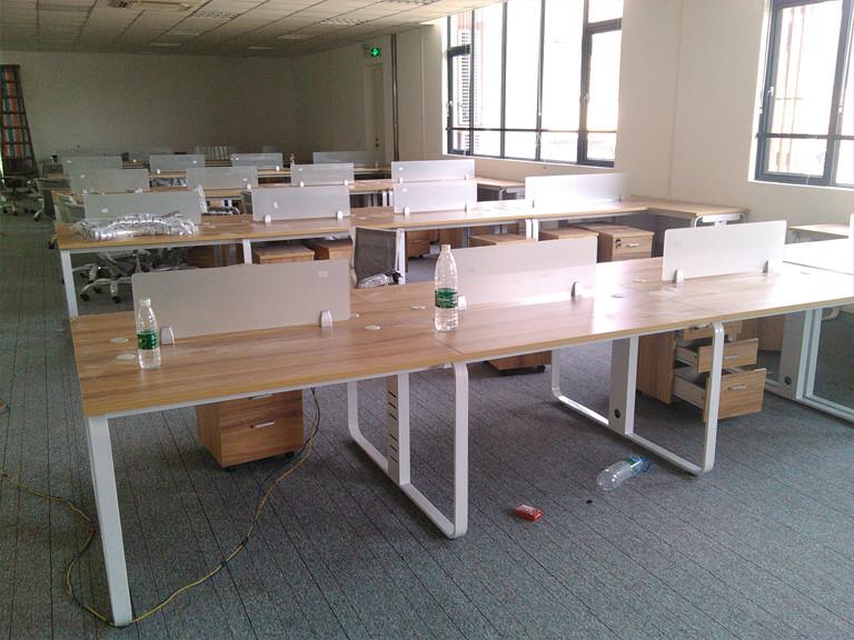供应广州钢架组合屏风办公桌厂家直销，广州钢架组合屏风办公桌定做尺寸