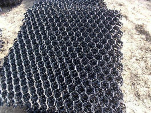 供应新疆碳钢龟甲网，新疆碳钢龟甲网厂家
