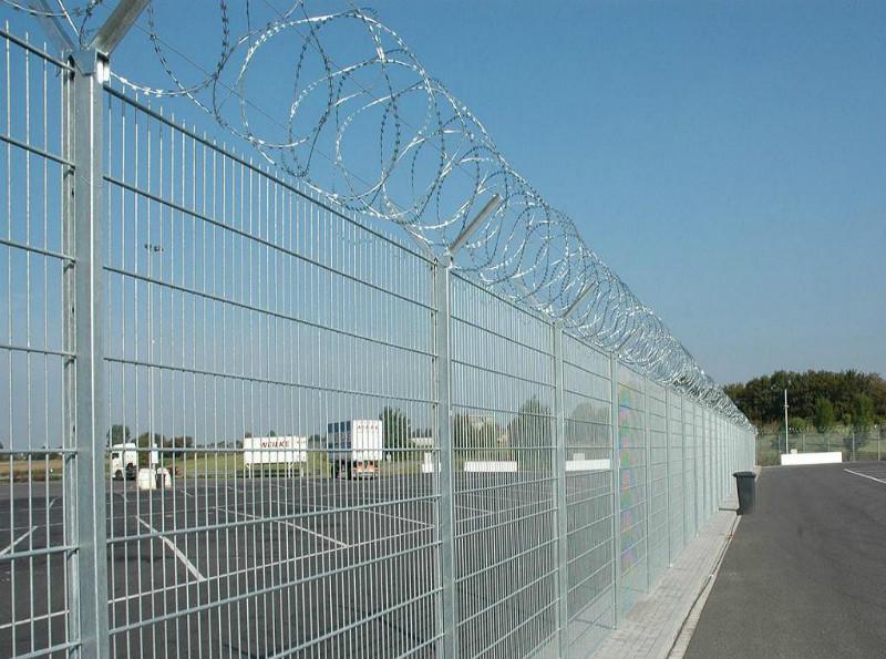 供应机场围栏（隔离栅+顶部刺丝滚笼+Y型立柱）低碳钢丝/热镀锌浸塑/