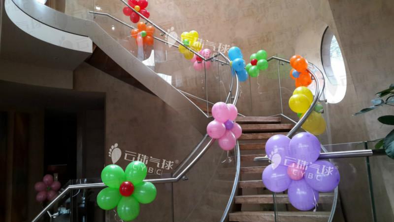 供应扶梯气球装饰布置/楼梯气球装饰/气球造型/气球装饰布置/气球编织造型