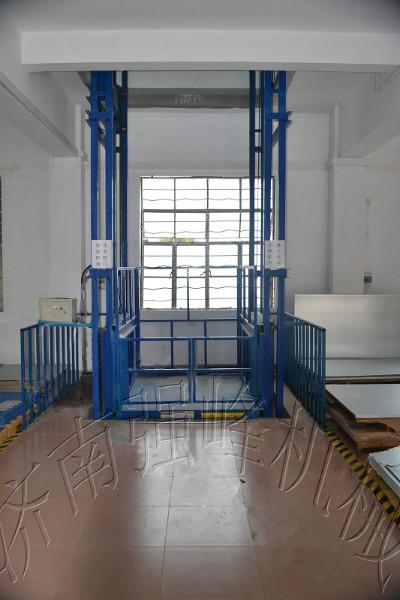 供应固定式升降机 升降平台 升降货梯主要用于楼层间高空货物运输。主要用在载重量大,台面尺寸要求比较小的环境.