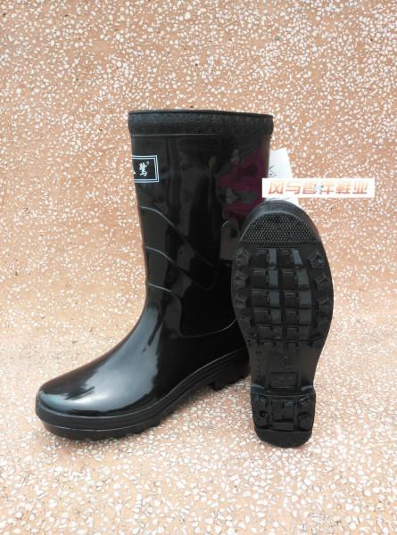 供应亮黑女式中筒防滑雨鞋武汉批发商家哪里有最好的劳保黑色雨鞋批发