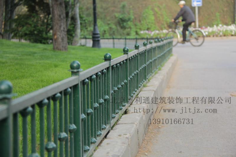 供应北京铁艺栏杆、草坪铁艺栏杆铁艺围栏价格铁艺围栏厂家图片